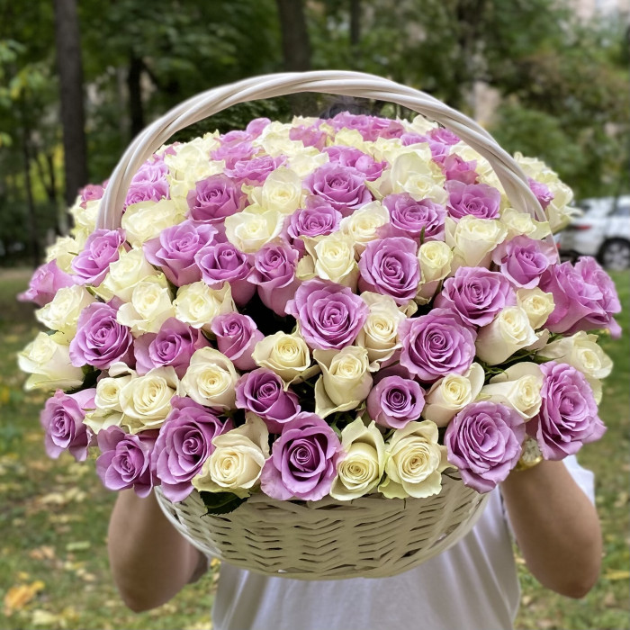 101 белая и сиреневая роза в корзине